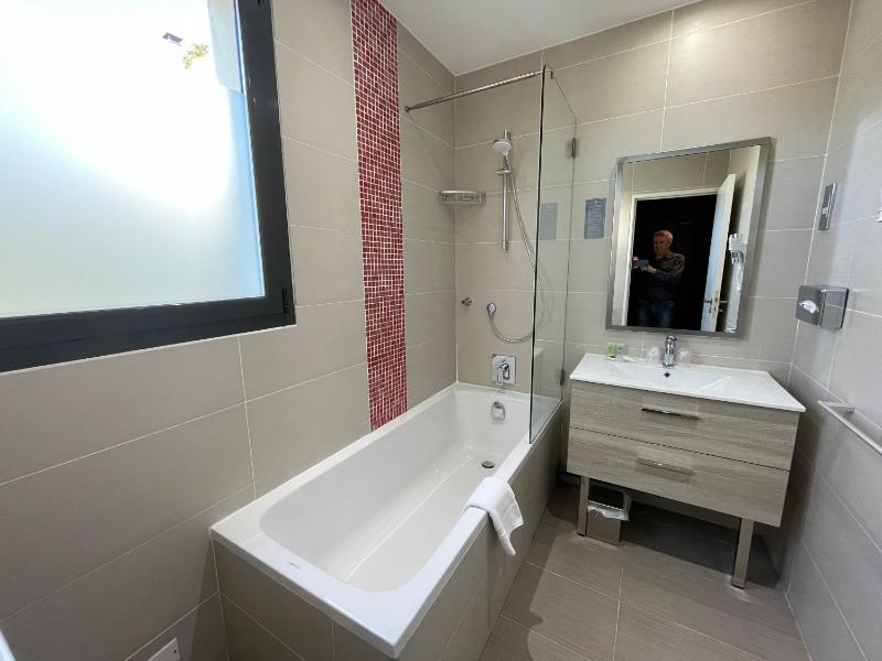 Standard Twin Room image 3