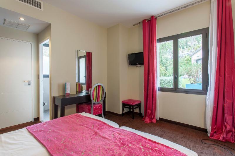 Standard Twin Room image 4