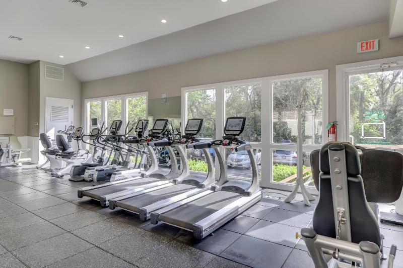 Wonderful Luxury Updated Villamare with Pool Bikes & Beach Gear included - image 10