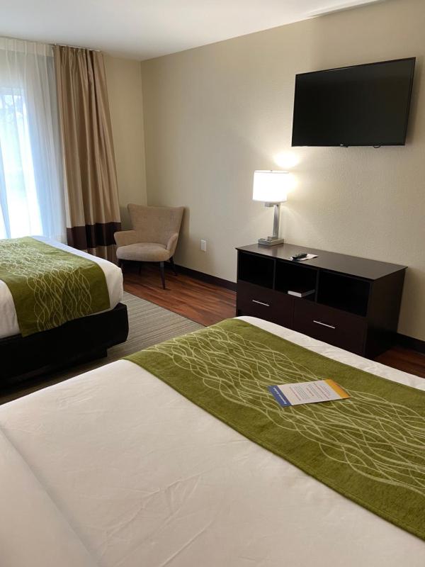Queen Room with Two Queen Beds - Non-Smoking image 2