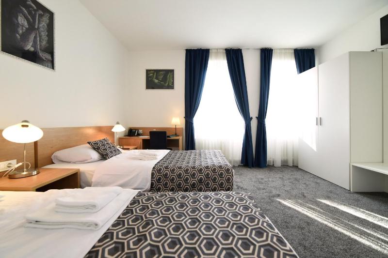 Twin Room image 2