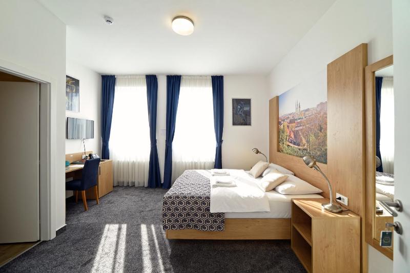 Double Room image 3