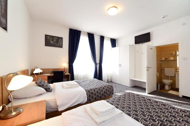 Twin Room image 4