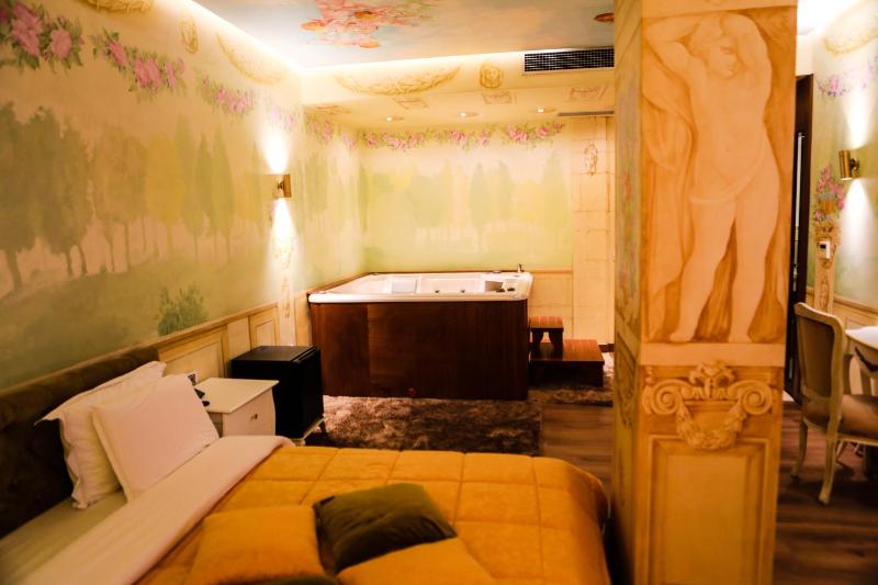 Deluxe King Suite image 1