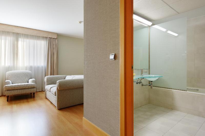 Room #1439728 image 1