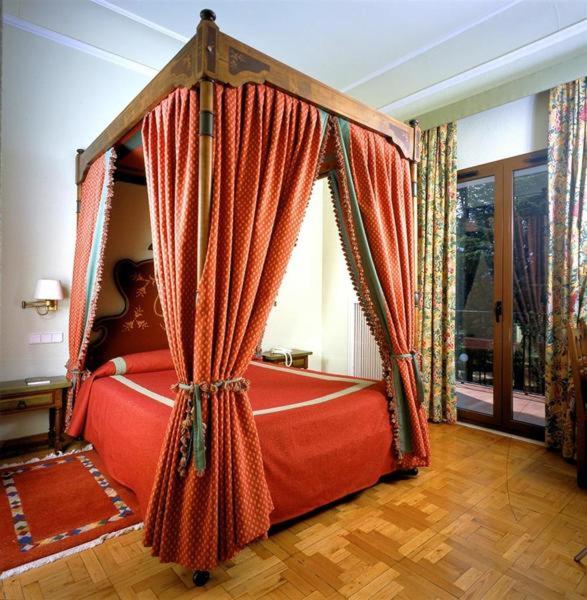 Room #1456935 image 2