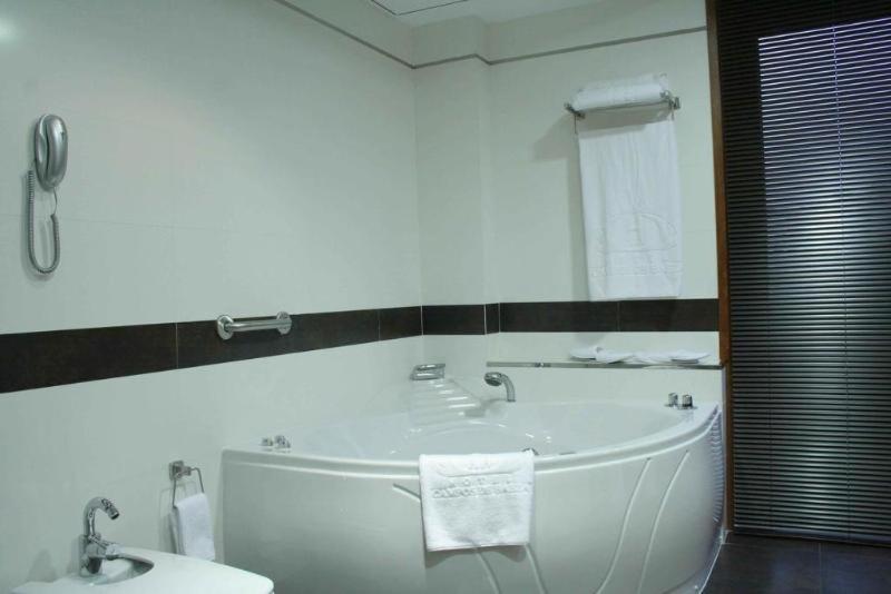 Room #1278029 image 2