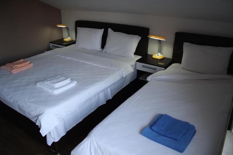 Triple Room with Shared Bathroom image 2