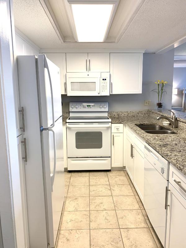 SOUTH HAMPTON 305 3BR 3BA OCEANVIEW Condo - image 11