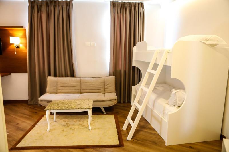 Deluxe Family Suite image 3
