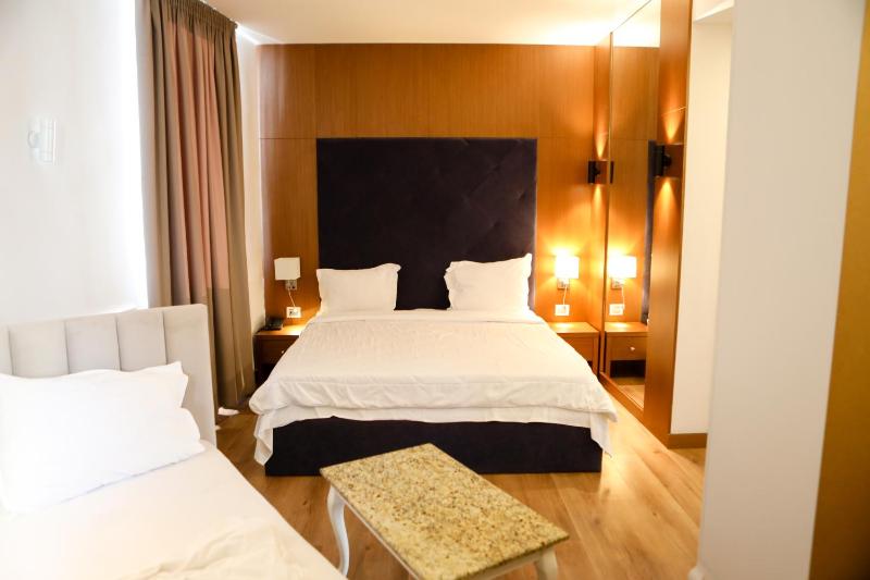 Deluxe Triple Room image 3