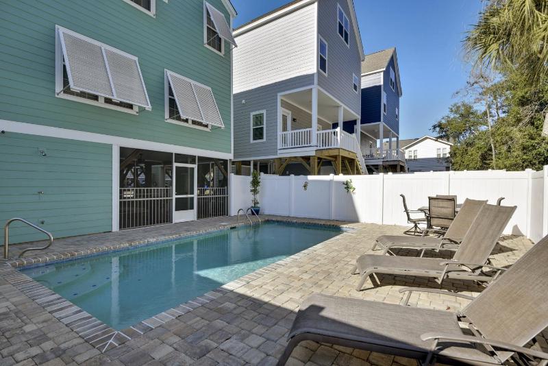 Six-Bedroom House image 3