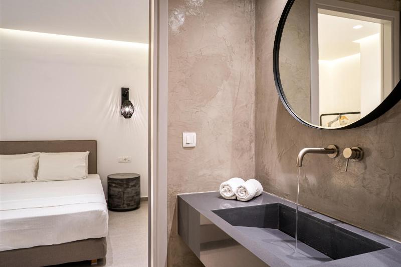 Junior Suite with Pool View image 2