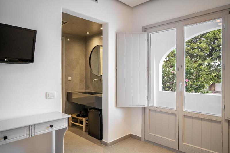 Junior Suite with Pool View image 4