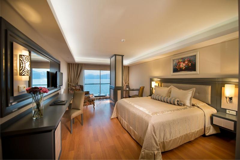 Deluxe Room with Sea View image 3