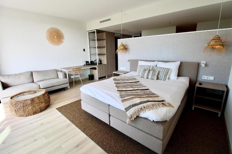Deluxe Double Room with Bath image 2