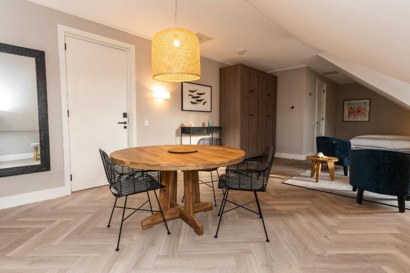 Suite - dog free room  image 3