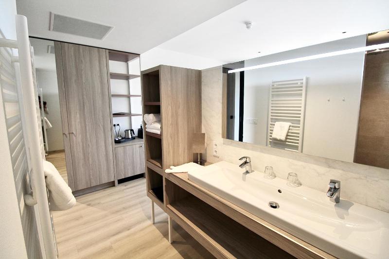 Deluxe Double Room image 2
