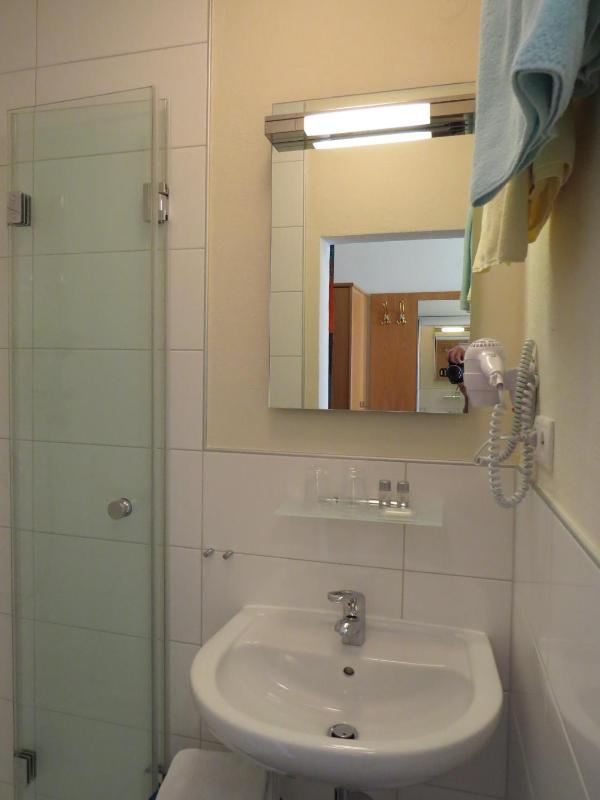 Twin Room image 4