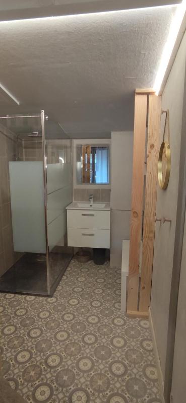 Single Room with Private External Bathroom image 1