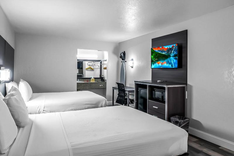 Queen Room with Two Queen Beds image 3