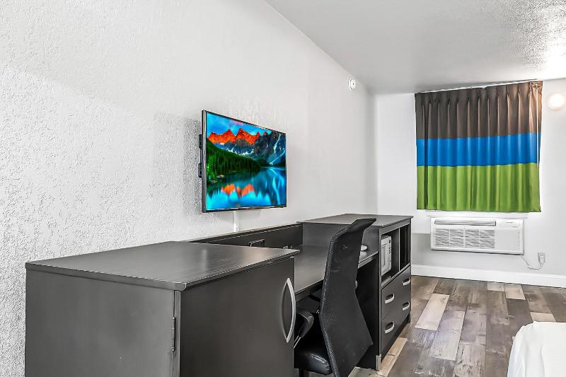 King Room with Roll-In Shower - Disability Access image 3