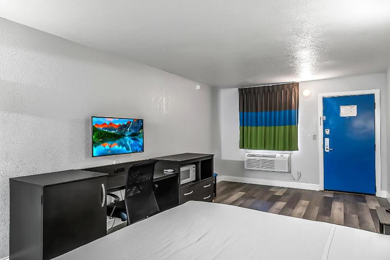 King Room with Roll-In Shower - Disability Access image 3