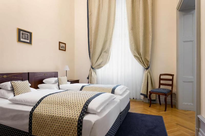 Superior Quadruple Room image 2