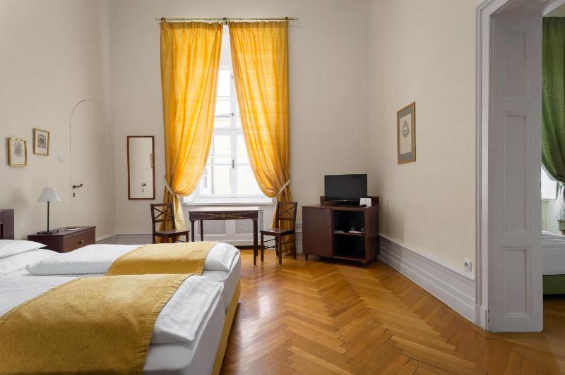 Superior Quadruple Room image 3