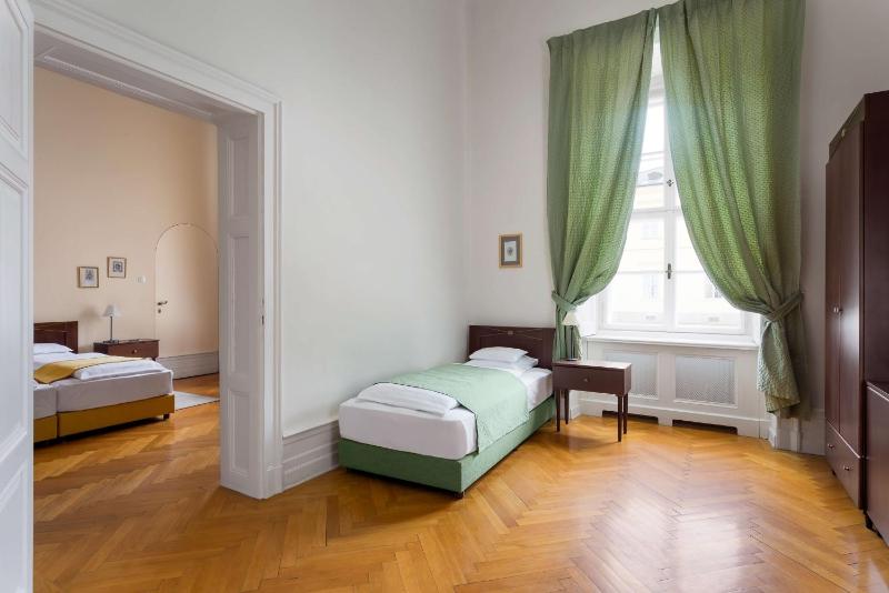 Superior Quadruple Room image 4