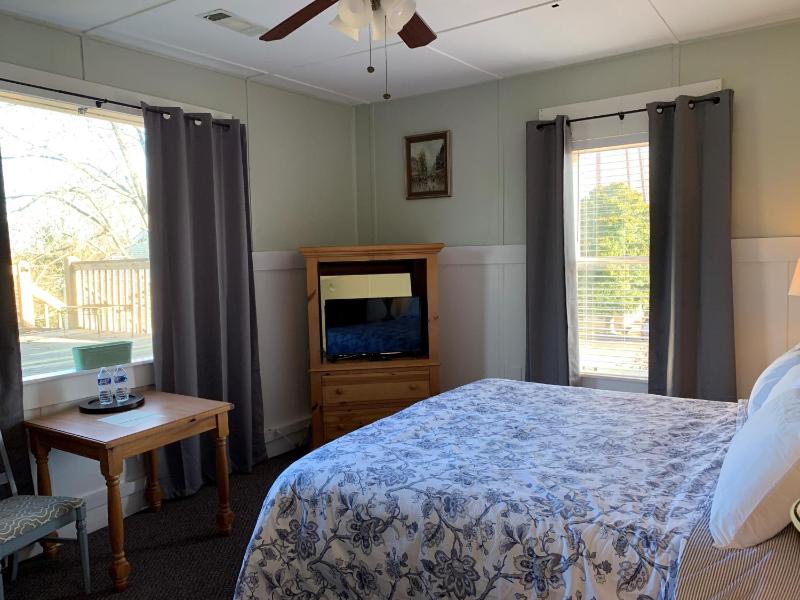 Superior King Room image 3