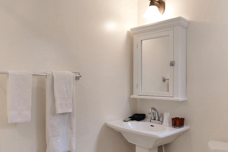 Quadruple Room image 3