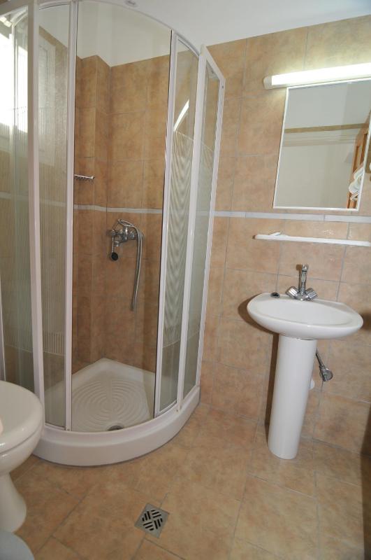 Twin Room image 2