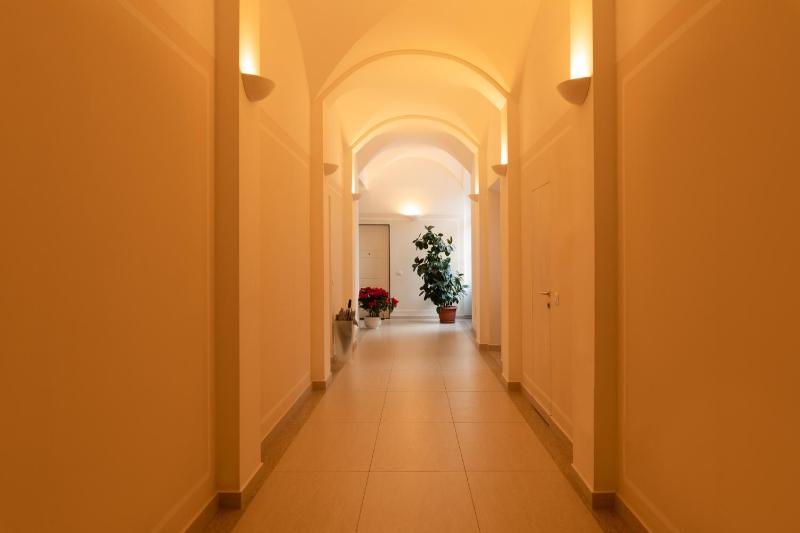 Deluxe One-Bedroom Apartment image 2