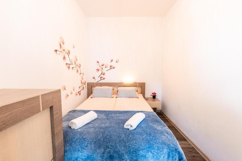 Victus Cozy Apartment with Underground Parking by Noclegi Renters - image 5