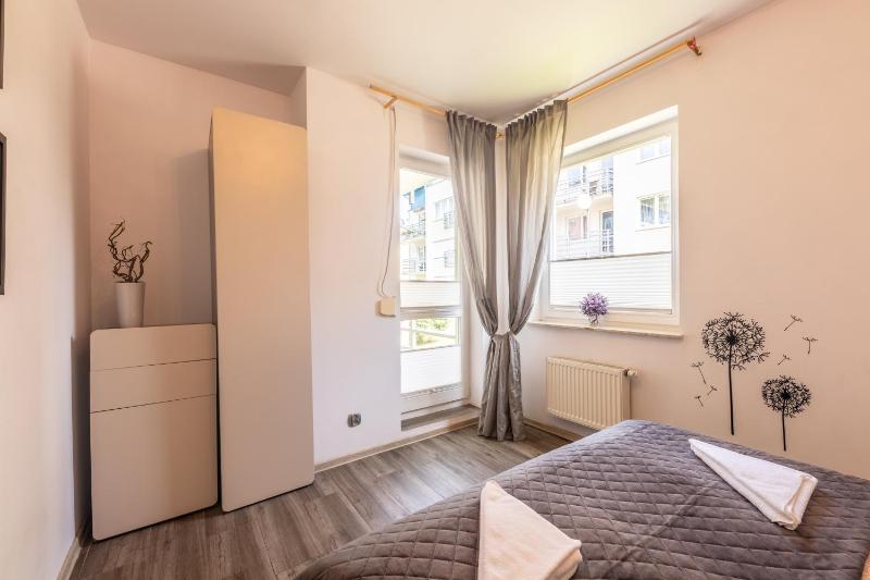 Victus Cozy Apartment with Underground Parking by Noclegi Renters - image 14