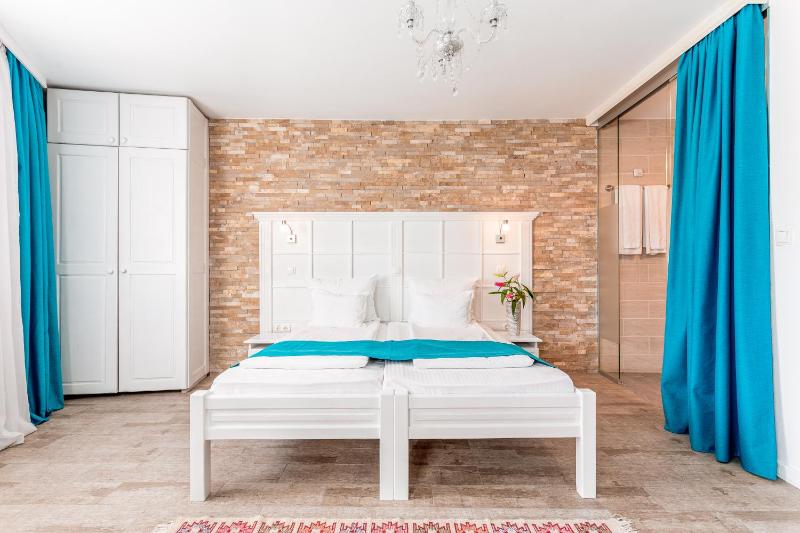 Double Room image 3
