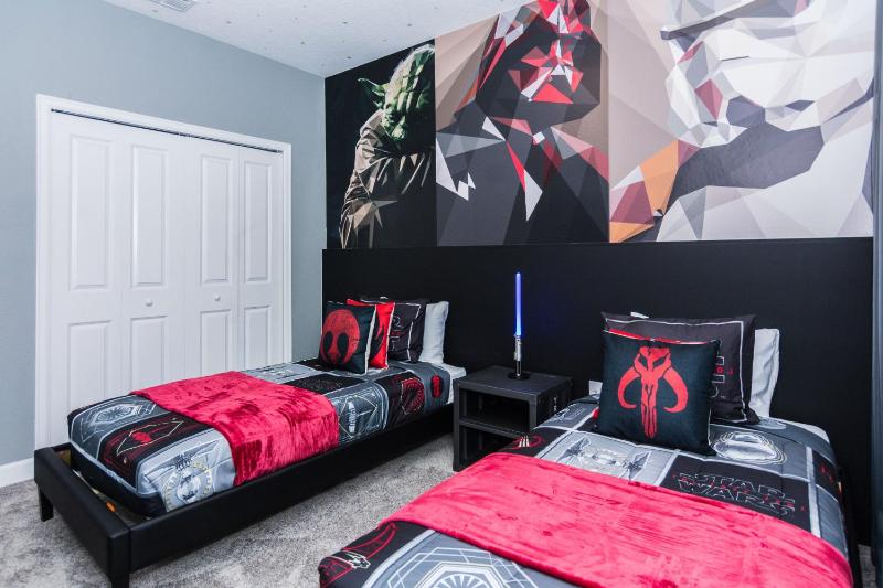 Six-Bedroom House image 3