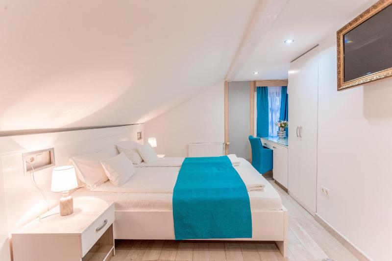 Classic Quadruple Room image 4