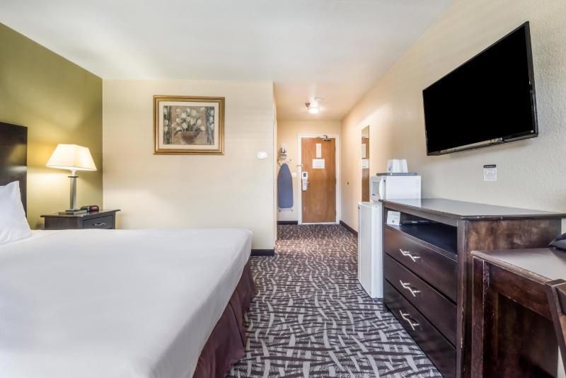 Standard King Room image 4