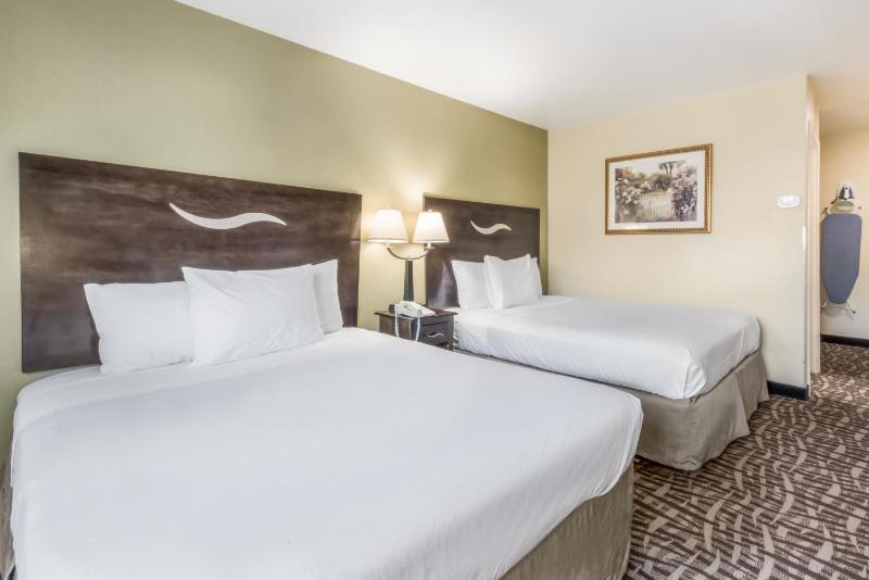 Queen Room with Two Queen Beds image 4