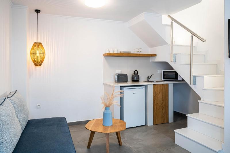 Superior Apartment with Outdoor Hot Tub - Split Level image 3