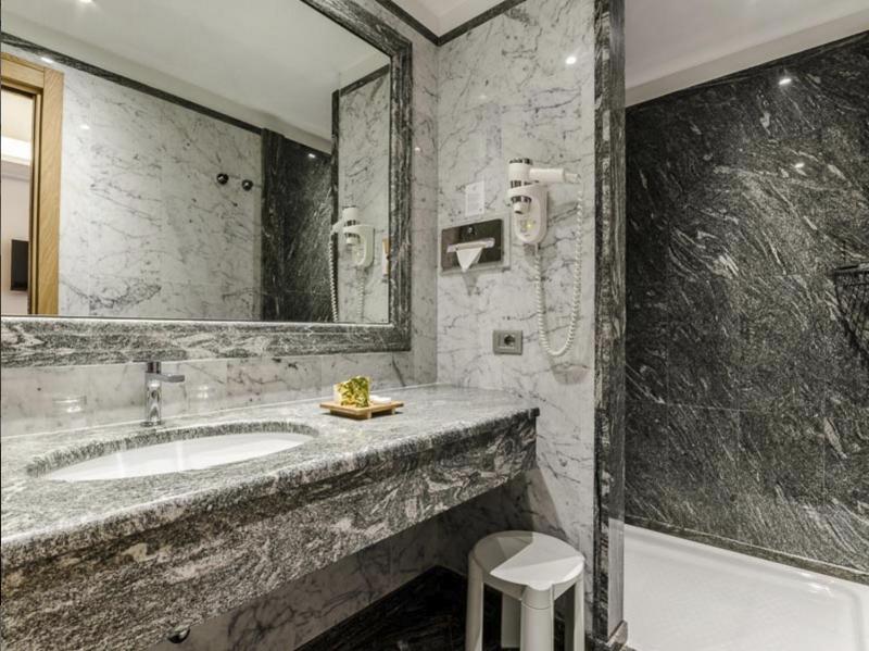 Deluxe Double Room with View image 3