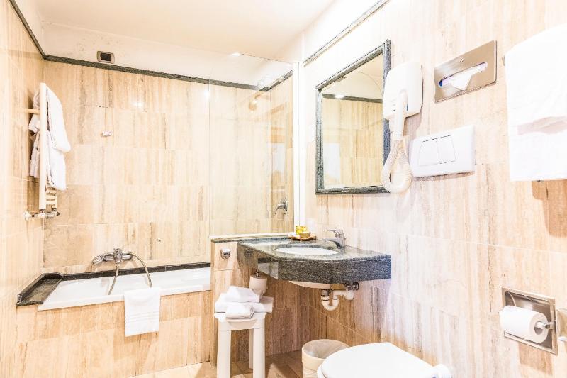 Quadruple Room with View image 4