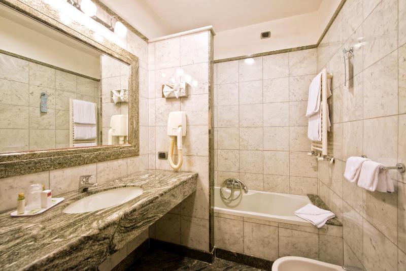 Quadruple Room with View image 3