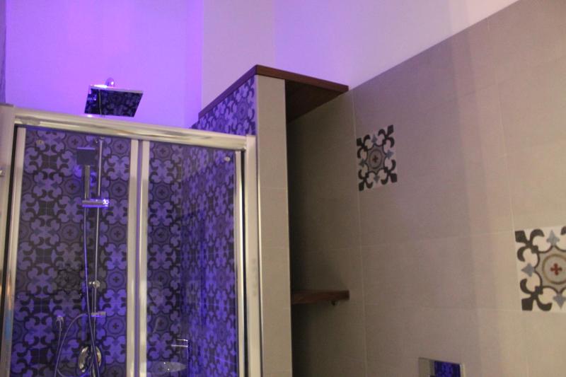 Deluxe King Room image 3