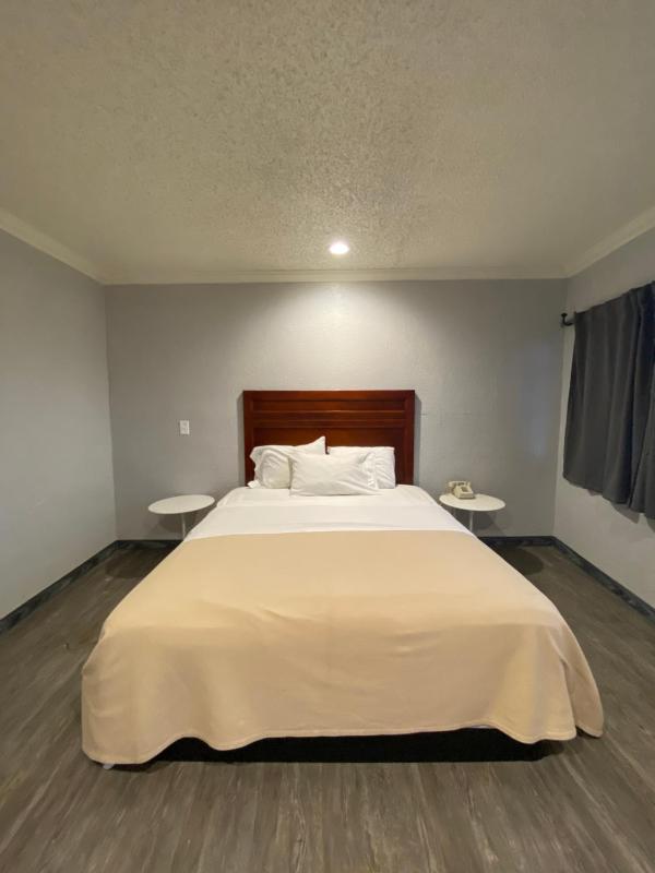 Deluxe King Room image 3
