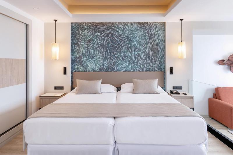 Double Room with Partial Sea View image 3