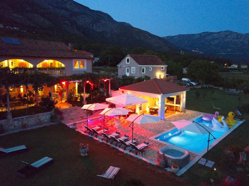 Four-Bedroom Villa with Terrace and Swimming Pool image 1