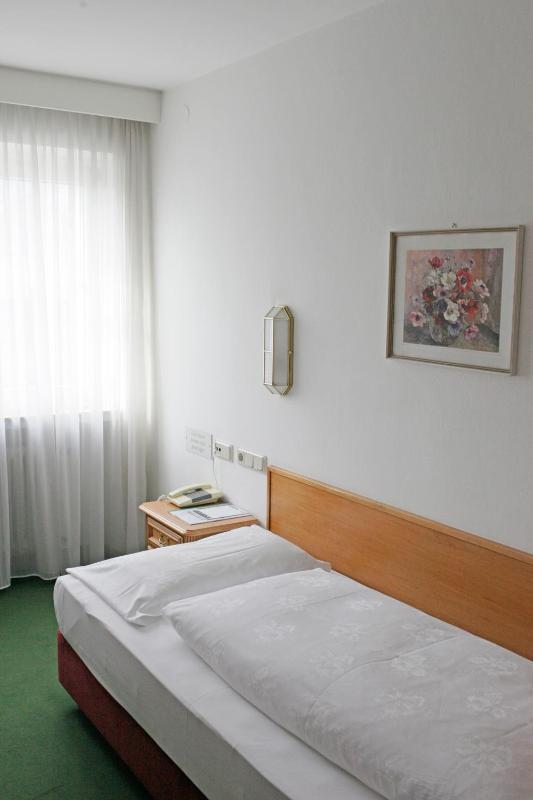 Standard Single Room image 4